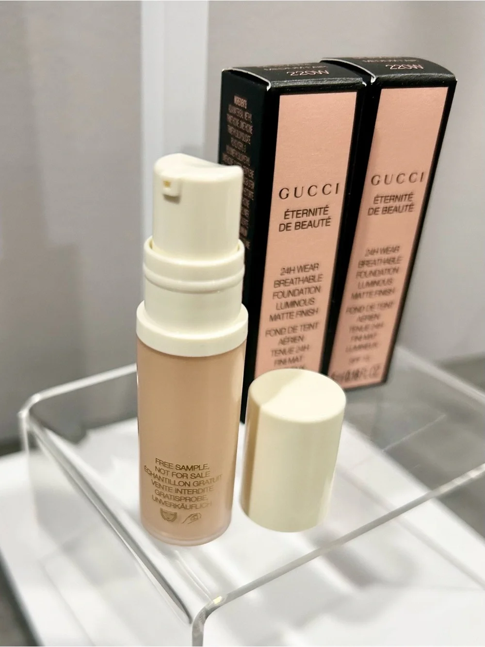 2 Gucci Éternité de Beauté 24H Wear Breathable Foundation- Fair Medium 220W